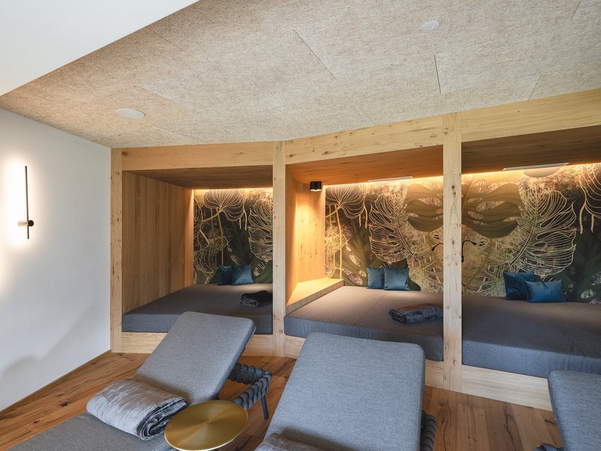 Aktivurlaub am Rosskopf bei Sterzing: Hotel Lahnerhof Moderner Ruheraum mit Holzzellen und Liegen in einem Wellnessbereich