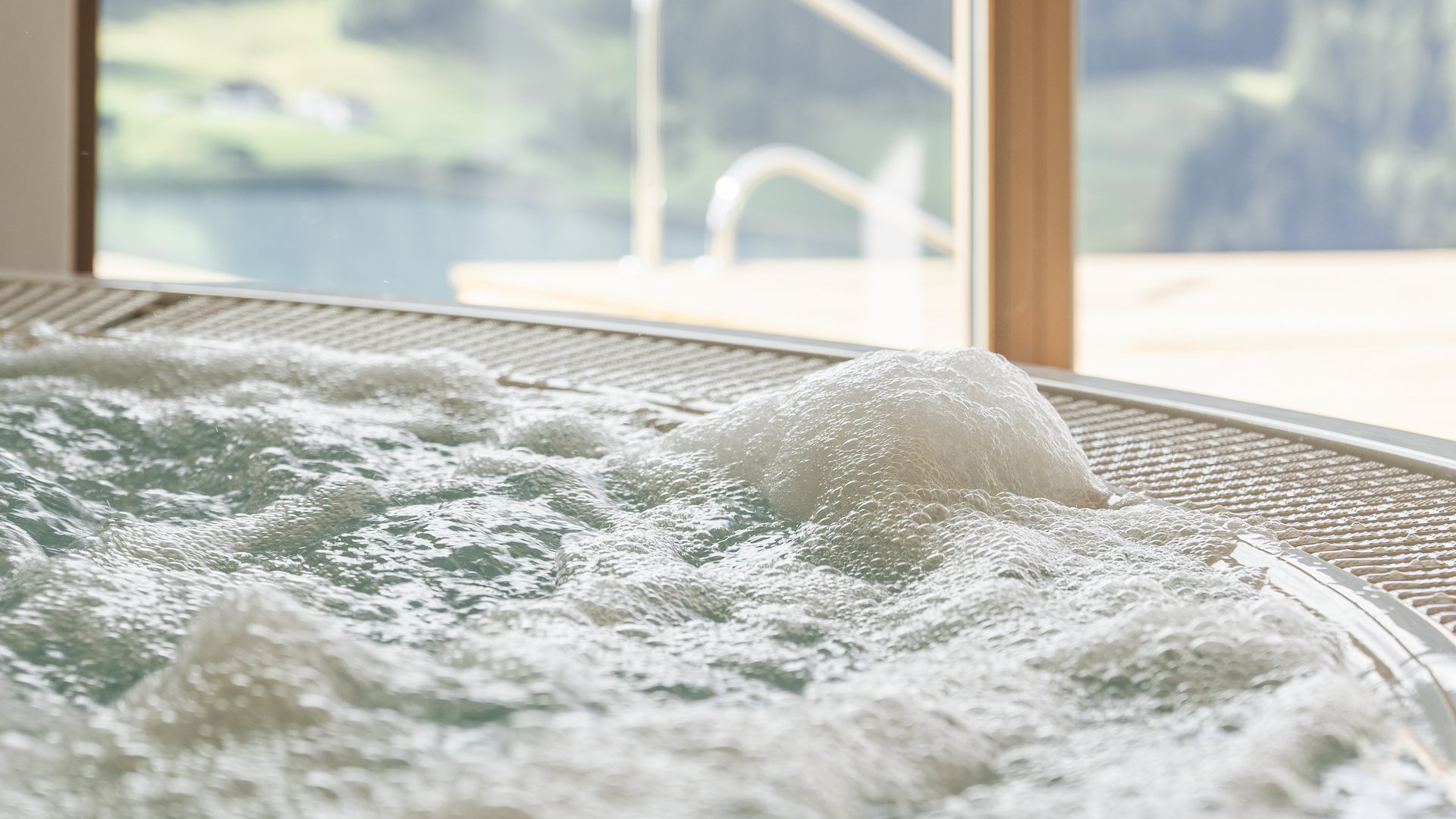 Lahnerhof, Ihr Hotel bei Sterzing Sprudelndes Wasser im Innen-Whirlpool mit Aussicht auf Berge