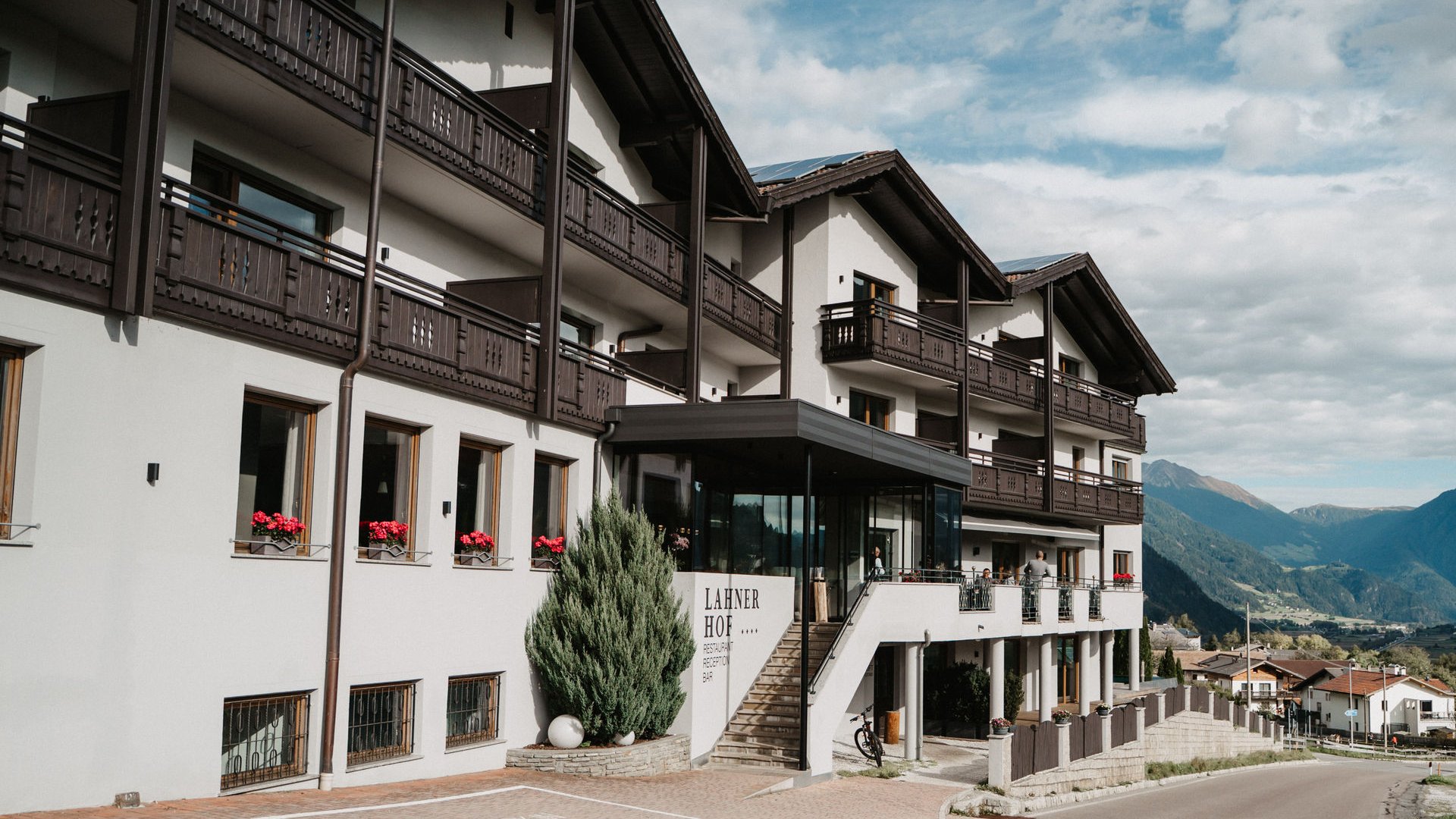 Hotel Lahner Hof con balconi e vista sulle montagne in una giornata soleggiata