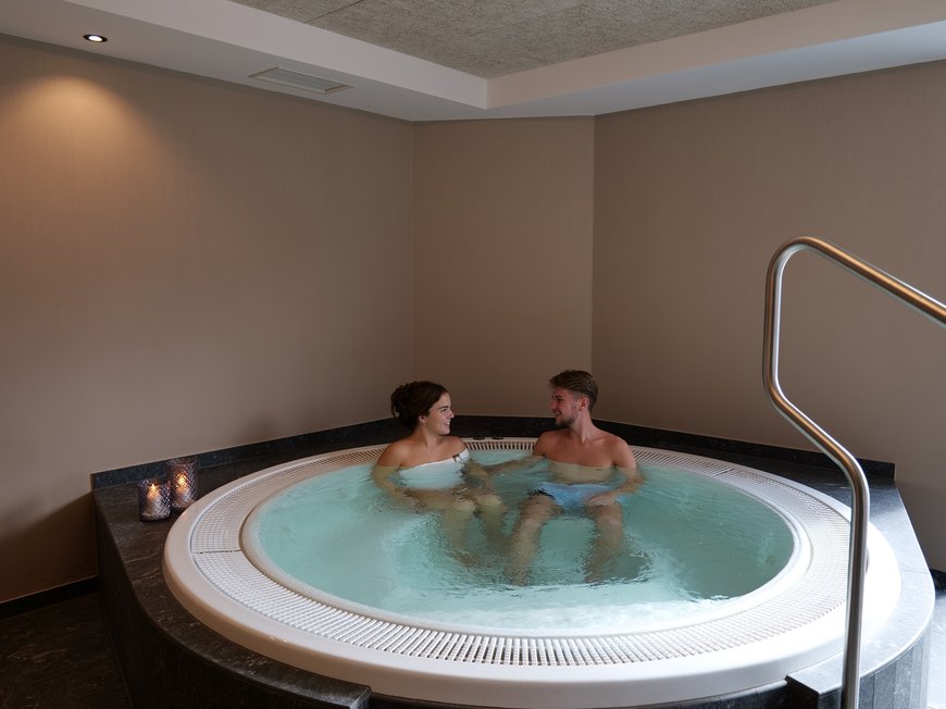 Lahnerhof, Ihr Hotel bei Sterzing Paar entspannt im runden Whirlpool in einem modernen Wellnessbereich