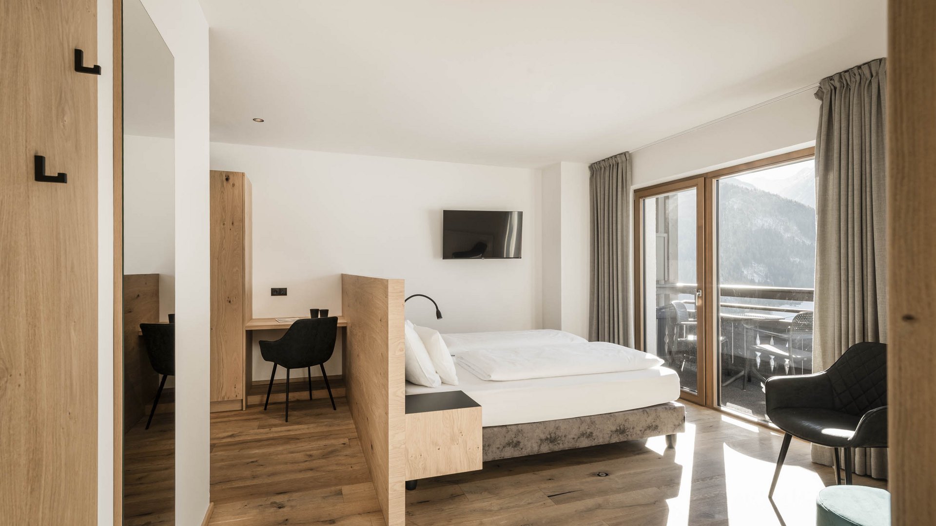 Lahnerhof, your hotel near Sterzing Hotel Lahnerhof - lichtdurchflutetes Zimmer