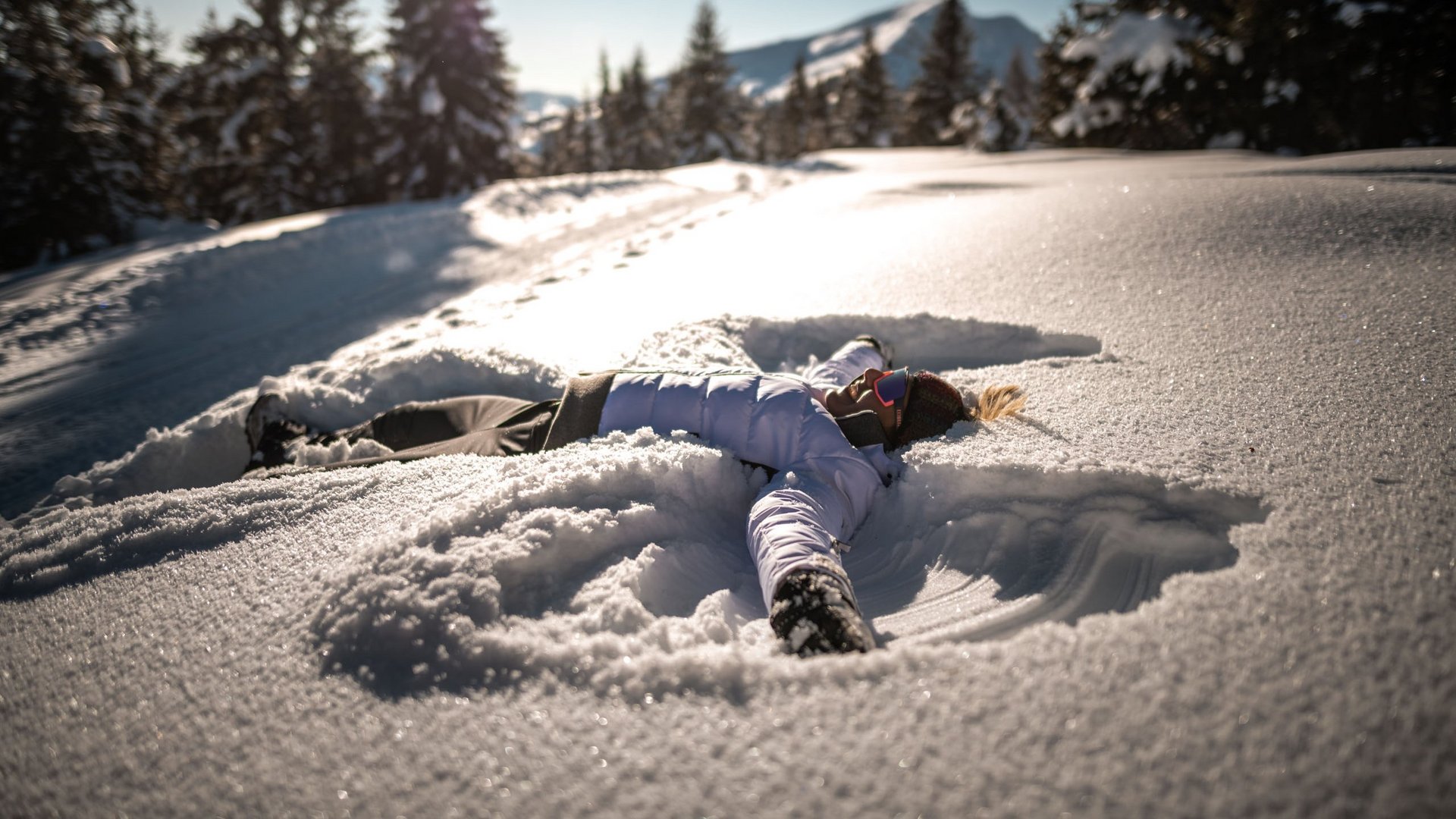 Lahnerhof: Hotel am Rosskopf bei Sterzing Person macht Schneewinkel in verschneiter Landschaft bei Sonnenschein