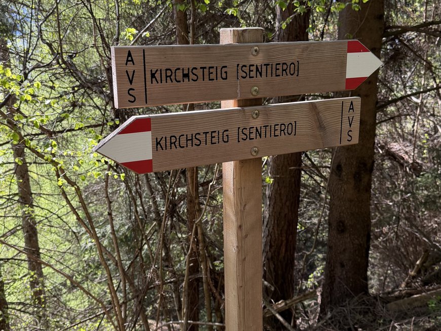 Köstlich und erlebnisreich Wegweiser Kirchsteig Wanderweg im Wald