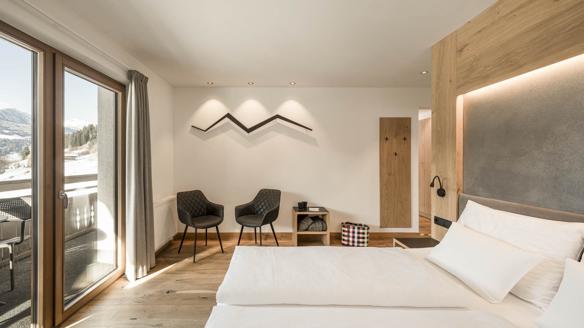 Vacanze al Monte Cavallo: eccovi all’Hotel Lahnerhof! Camera d'hotel moderna con balcone e vista sulle montagne