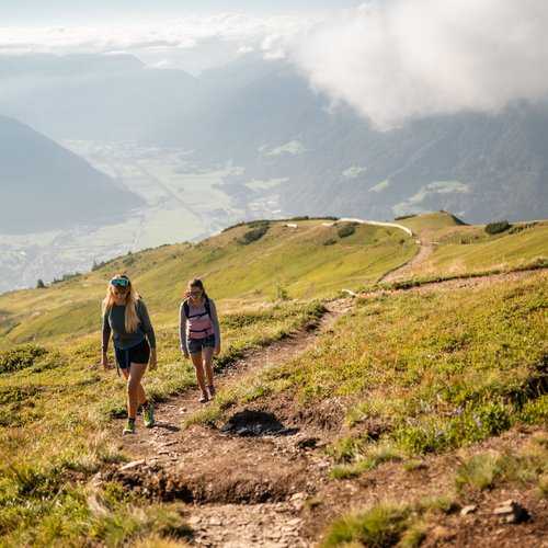 Frauen beim Wandern Lahnerhof Hotel bei Sterzing für Wellness- und Aktivurlaub
