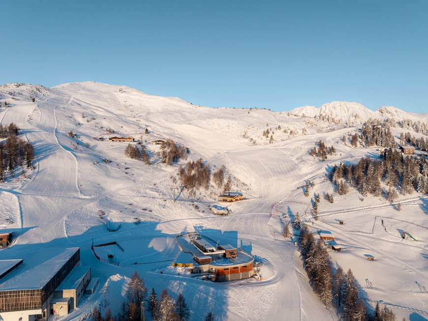 Lahnerhof: Hotel am Rosskopf bei Sterzing Verschneite Skihänge und Lifte mit blauem Himmel im Winterurlaubsort