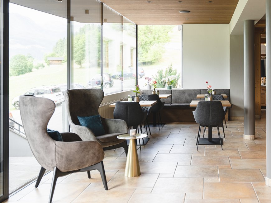 Lahnerhof, Ihr Hotel bei Sterzing Moderne Lounge mit grauen Sesseln und Fenstern mit Bergblick