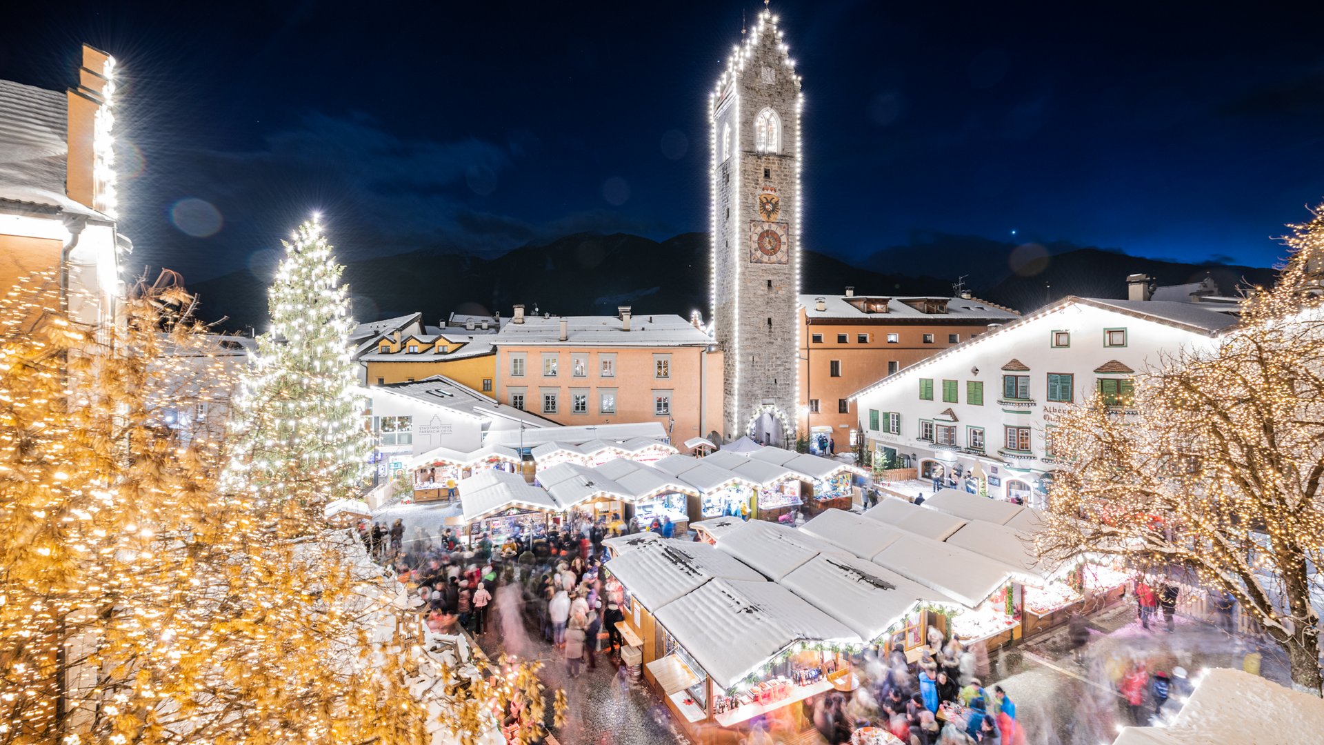 Wanderung auf den Rosskopf und mehr Weihnachtsmarkt am Abend mit beleuchtetem Turm und geschmückten Bäumen