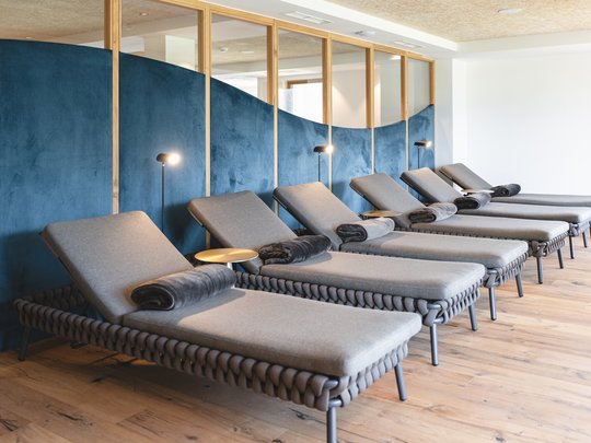 Our hiking and wellness hotel near Sterzing: Lahnerhof Relax area with gray loungers and blue wall panels