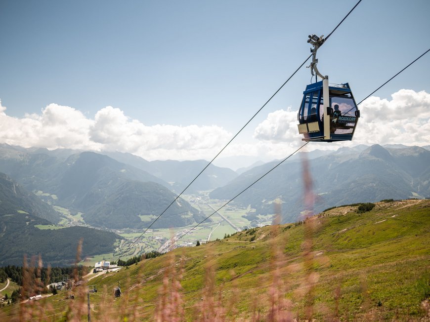 Wanderung auf den Rosskopf und mehr Seilbahn mit Blick auf Tal und Berge bei sonnigem Himmel