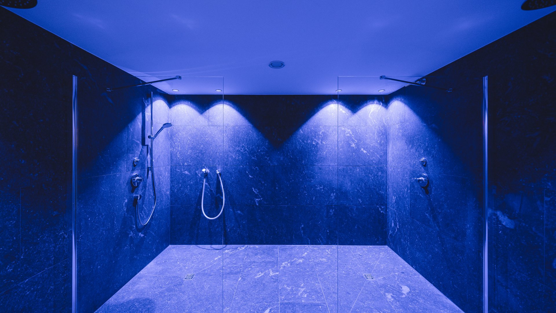 Our hiking and wellness hotel near Sterzing: Lahnerhof Modern shower area with blue lighting and two showerheads