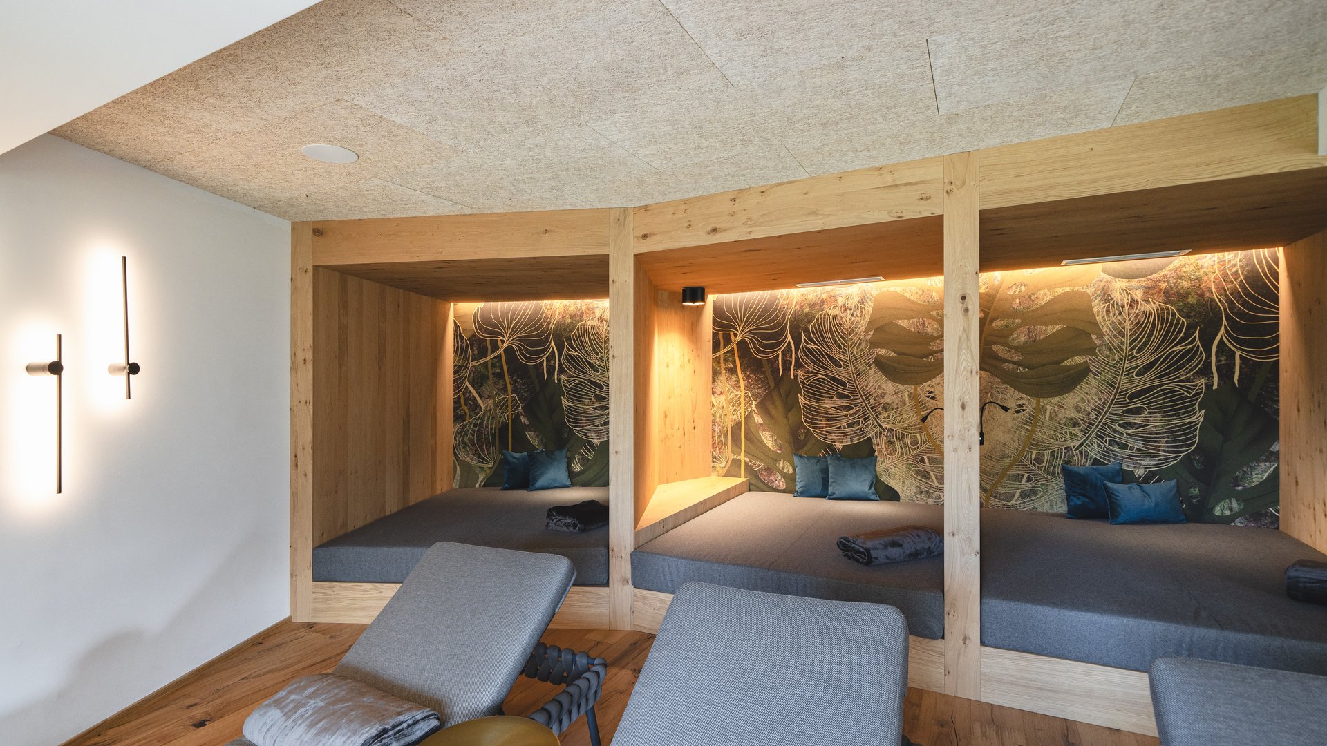 Our hiking and wellness hotel near Sterzing: Lahnerhof Modern relaxation room with wooden pods and loungers in a spa area