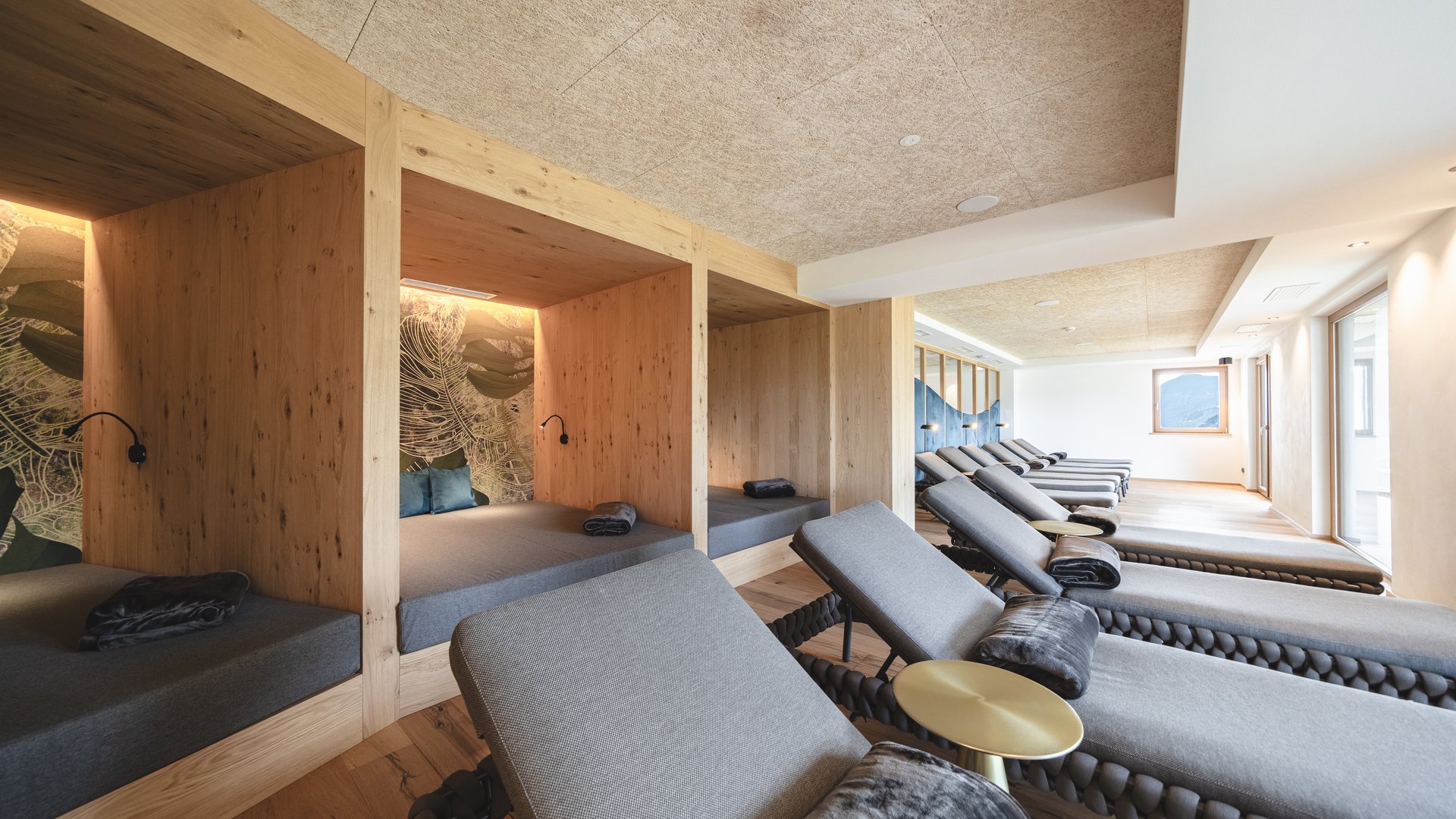 Lahnerhof, Ihr Hotel bei Sterzing Ruheraum mit Liegestühlen und Holzwänden in modernem Design