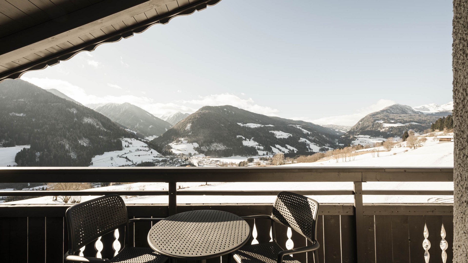 Lahnerhof: Natur- und Wellnesshotel bei Sterzing Balkon mit Tisch und Stühlen vor einer verschneiten Berglandschaft