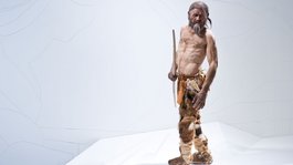 Vi piacciono le escursioni con le ciaspole a Vipiteno? Ricostruzione di un uomo delle caverne con arco e abbigliamento in pelliccia