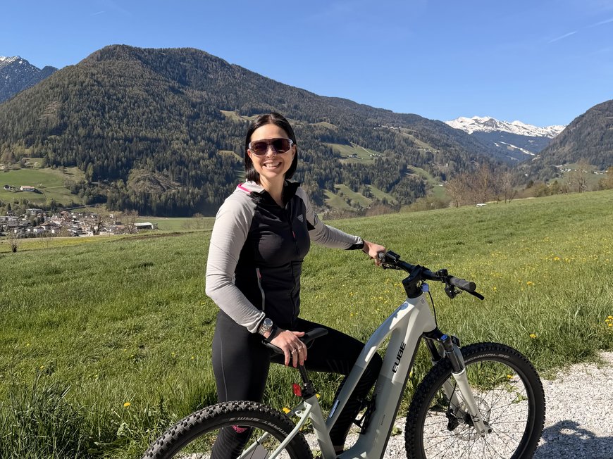 Hike on Monte Cavallo/Rosskopf and much more Woman with bike in front of mountain landscape under clear sky