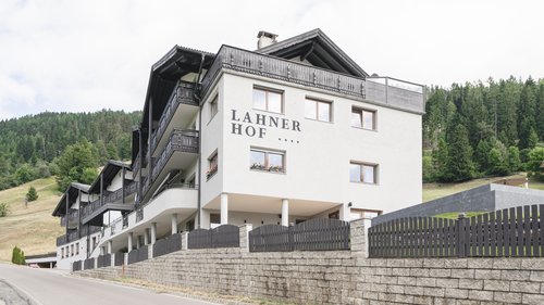 Lahnerhof, Ihr Hotel bei Sterzing Hotel Lahnerhof an einer Landstraße mit Wald im Hintergrund
