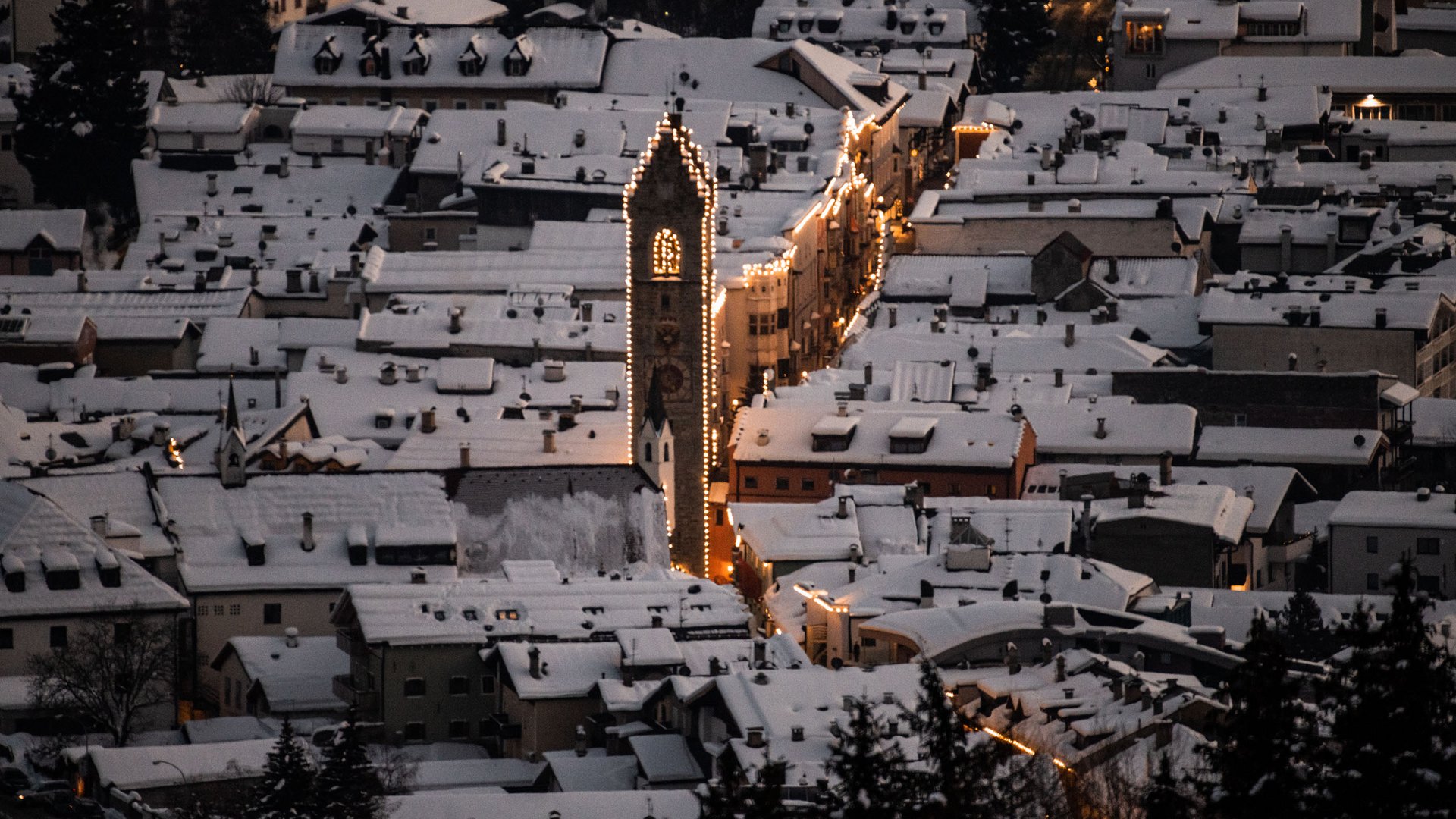 Lahnerhof: Natur- und Wellnesshotel bei Sterzing Verschneites Dorf mit beleuchtetem Kirchturm und Häusern bei Nacht