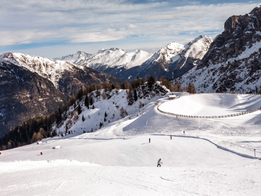 Lahnerhof: Hotel am Rosskopf bei Sterzing Schneebedeckte Berge mit Skifahrern unter bewölktem Himmel