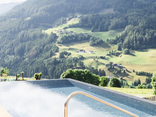 Our hiking and wellness hotel near Sterzing: Lahnerhof Infinity pool with mountain views and wooden deck
